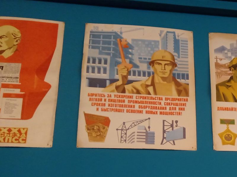 Propaganda poster at the Yerevan Soviet Club I Photo: Insea Kiderlen