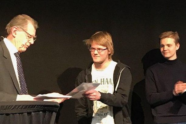 The winner of the Danish history competition 2018 receives his diploma | Photo: Winnie Færk